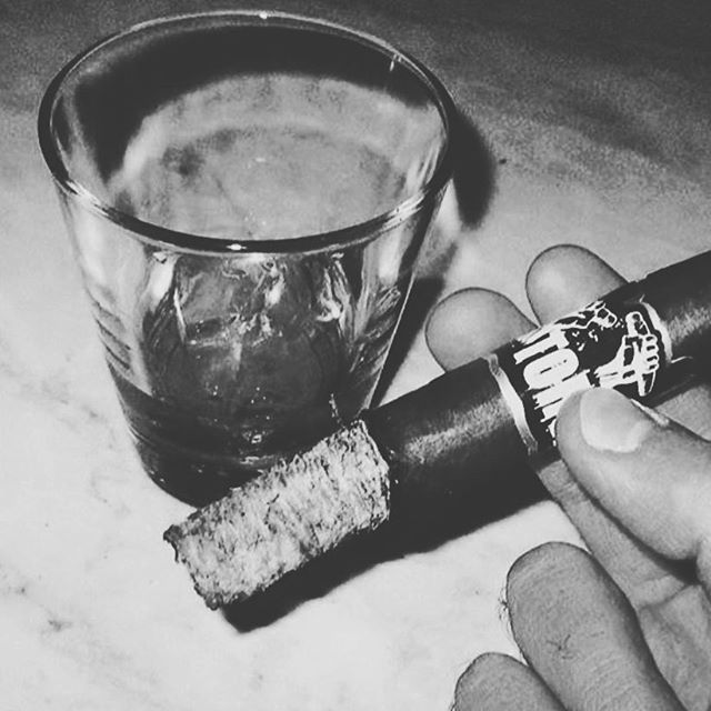 Temperatures are dropping so come sit back and relax with a rum & cigar tonight and enjoy the wonderful sounds of Walter Davis Jr and his band with a side of our sizzling burlesque shows. #itscoldoutside #ladescarga : @leongabrielian