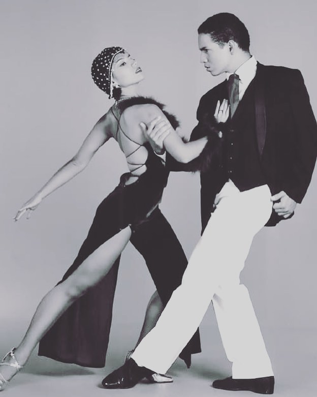 1,2, ..... Cha cha cha  || Come learn salsa from our talented instructors @liindagaristo and @desibabalu 
#LaDescarga #La #Hollywood #Salsa #Classes #ChaChaCha #Instructors #Tuesday #Night